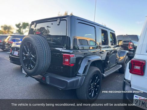 Used 2025 Jeep Wrangler Unlimited Sahara AWD/4WD image 4