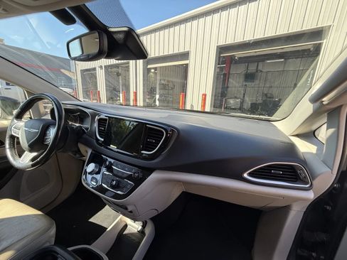 Used 2021 Chrysler Pacifica Touring-L FWD image 15