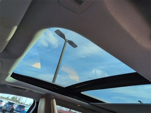 Used 2019 Jeep Cherokee Overland w/ Technology Group image 16