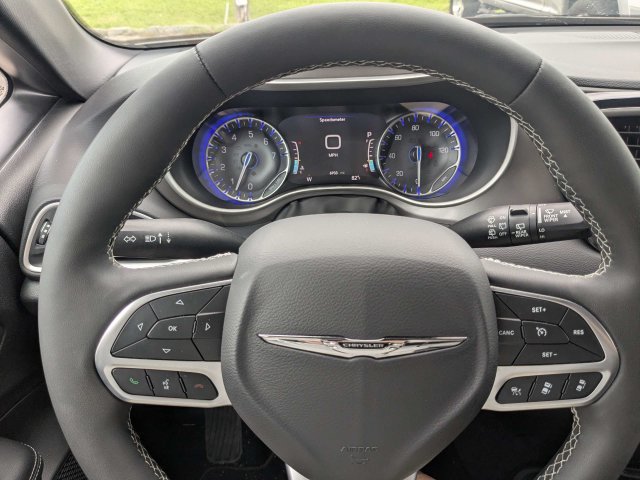 Used 2025 Chrysler Voyager LX FWD image 28