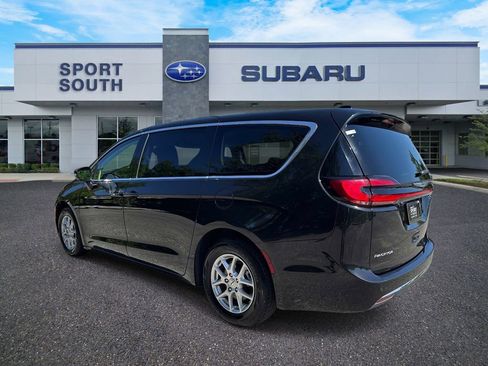 Used 2023 Chrysler Pacifica Touring-L FWD image 5