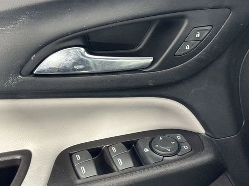 Used 2022 Chevrolet Equinox LS image 13