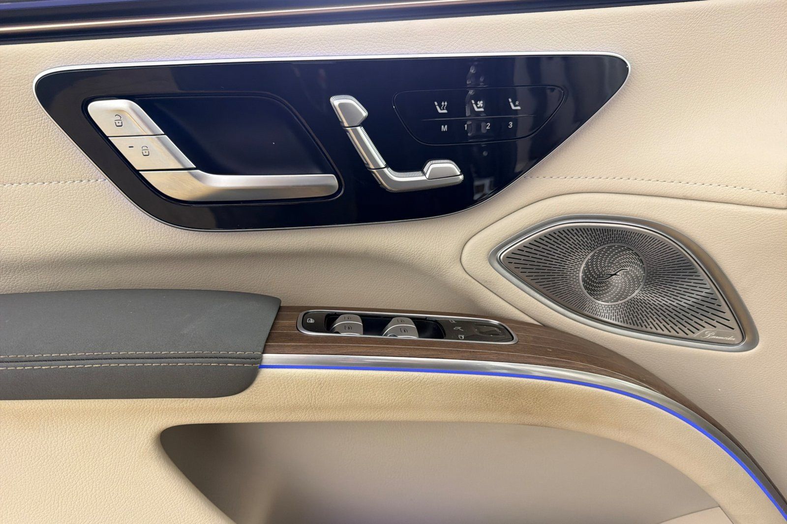 Used 2022 Mercedes-Benz EQS 580 4MATIC Sedan w/ Pinnacle Trim Package image 10