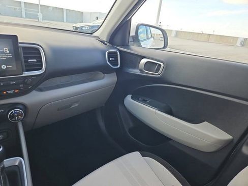 New 2025 Hyundai Venue SEL image 9
