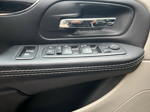 Used 2017 Dodge Grand Caravan SXT FWD image 12
