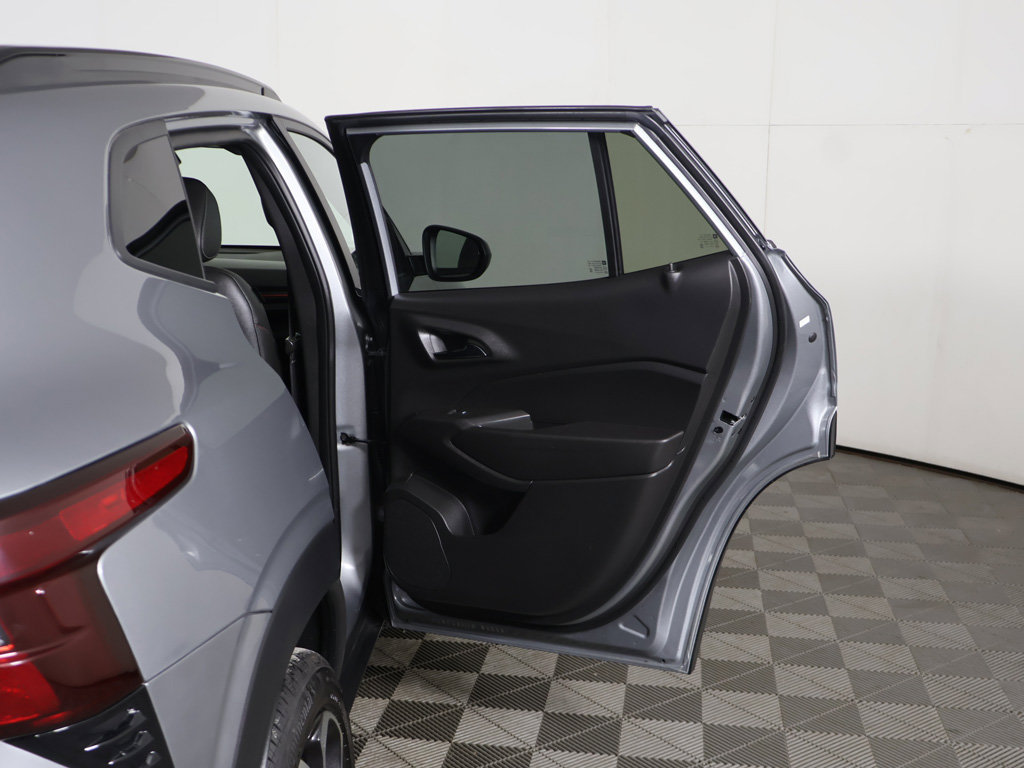 Used 2025 Chevrolet Trax RS FWD image 19