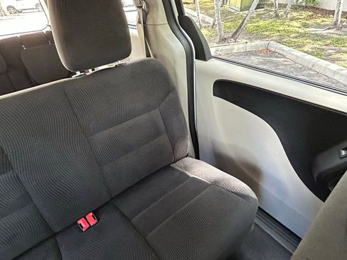 Used 2019 Dodge Grand Caravan SE FWD image 14