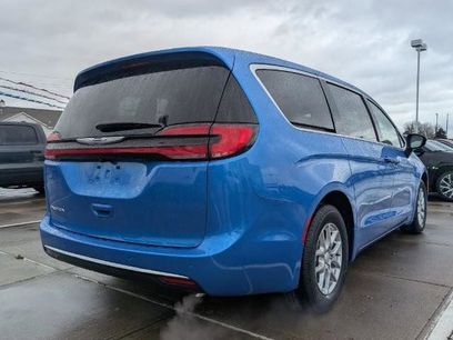 New 2026 Chrysler Pacifica Select