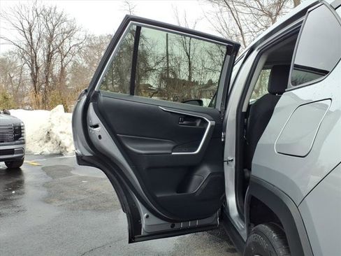 Used 2019 Toyota RAV4 LE w/ Carpet Mat Package image 12