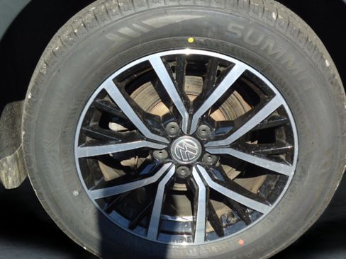 Used 2021 Volkswagen Tiguan SE image 9