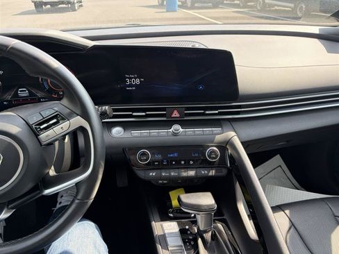 Used 2023 Hyundai Elantra Limited FWD image 16