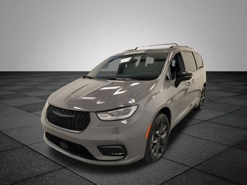 Used 2025 Chrysler Pacifica Limited w/ Uconnect Theater Family Group AWD/4WD image 3