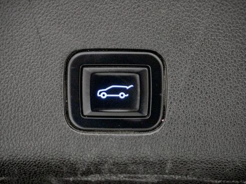 Used 2022 Chevrolet Tahoe Z71 w/ Luxury Package AWD/4WD image 11