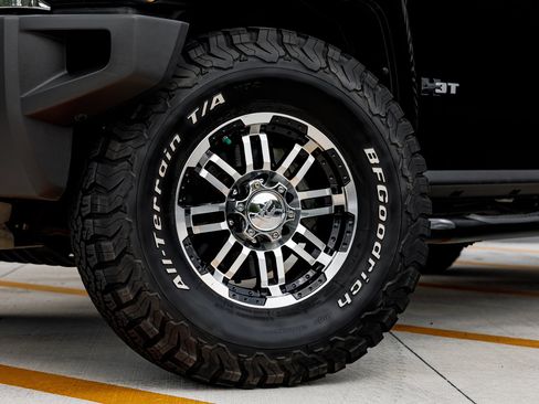 Used 2010 HUMMER H3T Adventure image 15