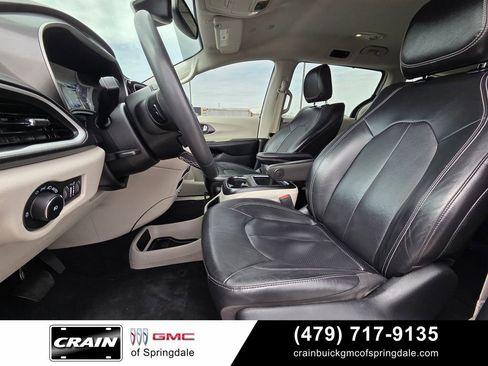 Used 2022 Chrysler Pacifica Touring-L FWD image 23