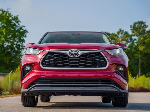 Used 2022 Toyota Highlander LE FWD image 3