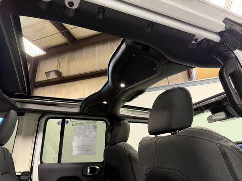 Used 2025 Jeep Wrangler Unlimited Sahara w/ Safety Group AWD/4WD image 20
