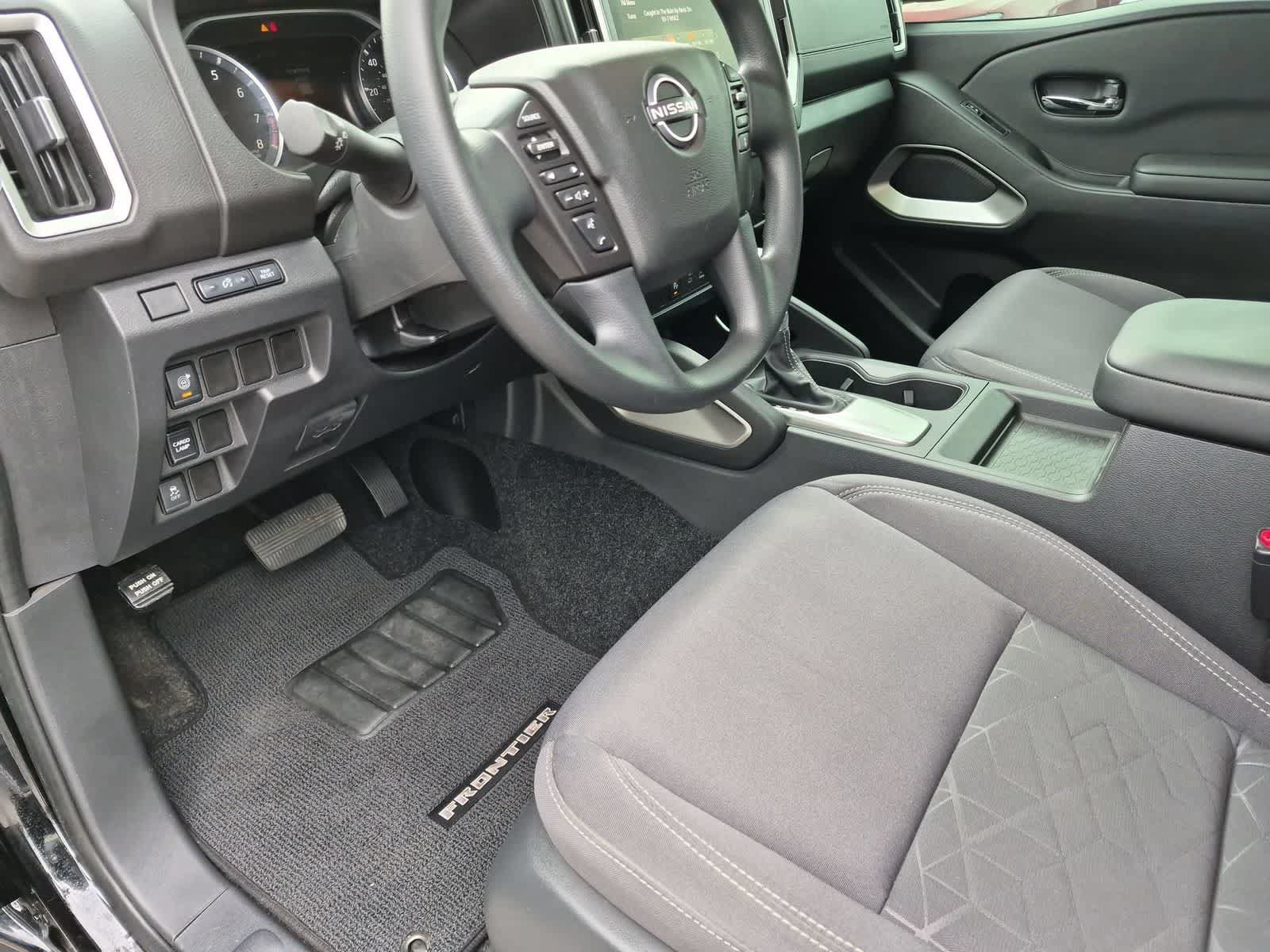 Used 2025 Nissan Frontier SV w/ Tow Package RWD image 2