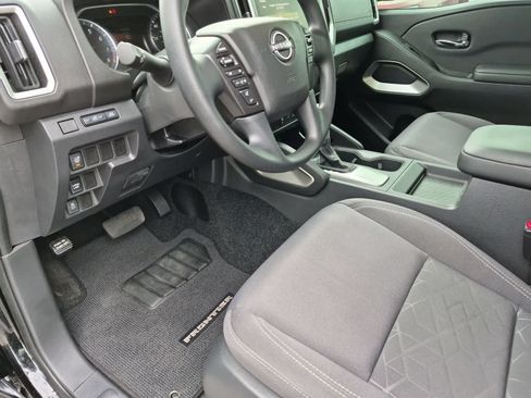 Used 2025 Nissan Frontier SV w/ Tow Package RWD image 2
