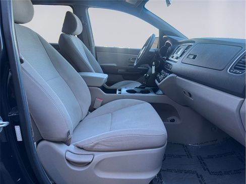 Used 2017 Kia Sedona LX image 18