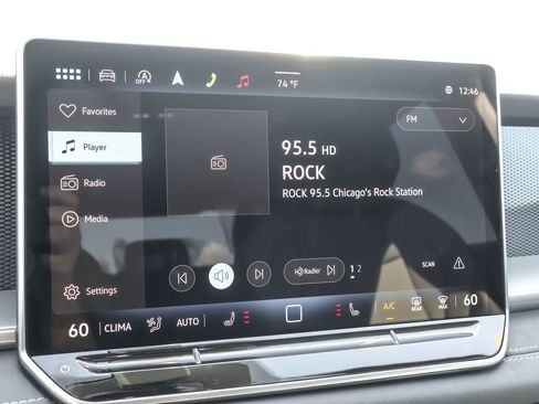 Used 2025 Volkswagen Tiguan SE image 21