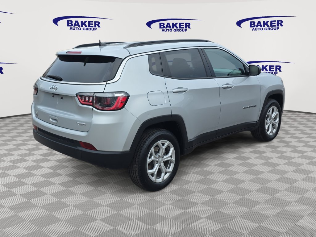 Used 2024 Jeep Compass Latitude AWD/4WD image 3