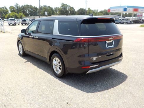 Used 2022 Kia Carnival LX FWD image 3