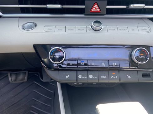 New 2025 Hyundai Elantra Limited FWD image 16