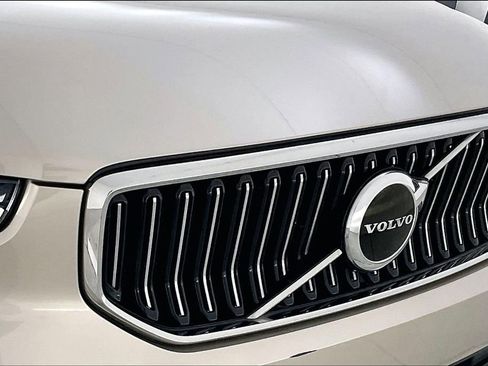 Used 2023 Volvo XC40 B4 Plus image 35