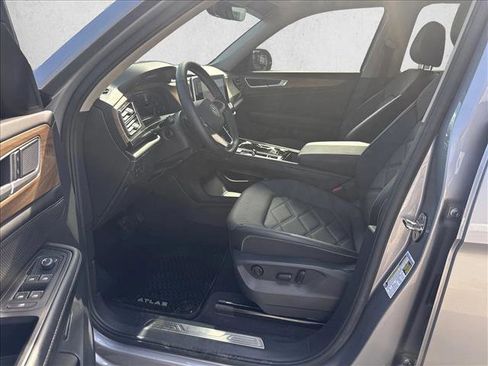 Used 2024 Volkswagen Atlas SE w/ Panoramic Sunroof Package FWD image 10