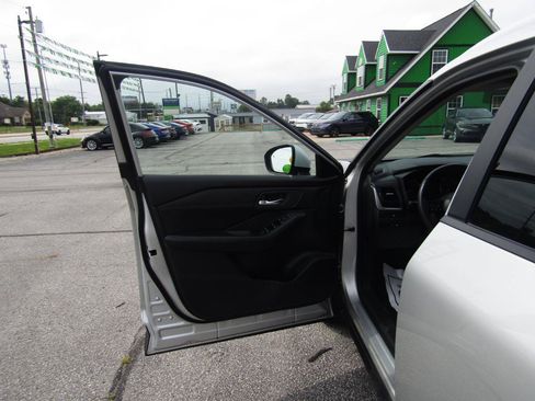 Used 2024 Nissan Rogue SV w/ SV Premium Package AWD/4WD image 11