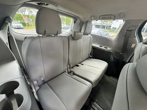 Used 2017 Toyota Sienna XLE w/ XLE Navigation Package FWD image 28