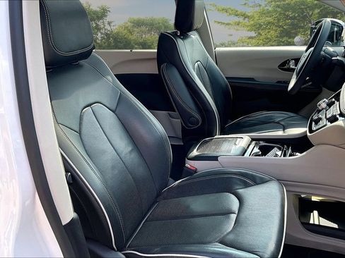 Used 2023 Chrysler Pacifica Limited FWD image 7