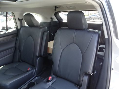 New 2026 Toyota Highlander Platinum AWD/4WD image 12