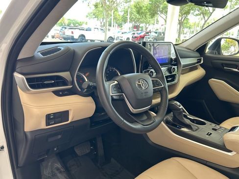 Used 2024 Toyota Highlander XLE AWD/4WD image 12