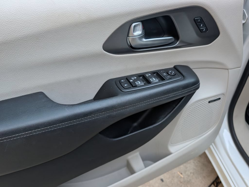 Used 2018 Chrysler Pacifica Limited FWD image 11
