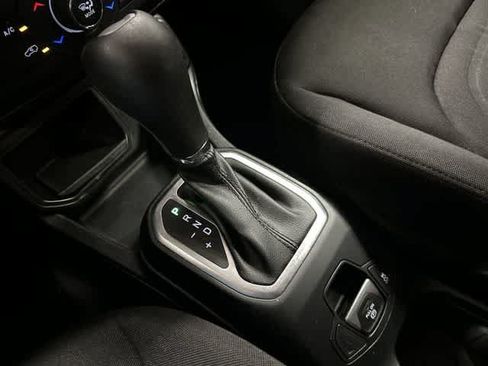 Used 2019 Jeep Renegade Latitude FWD image 24