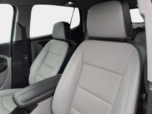 Used 2024 GMC Terrain SLT image 11