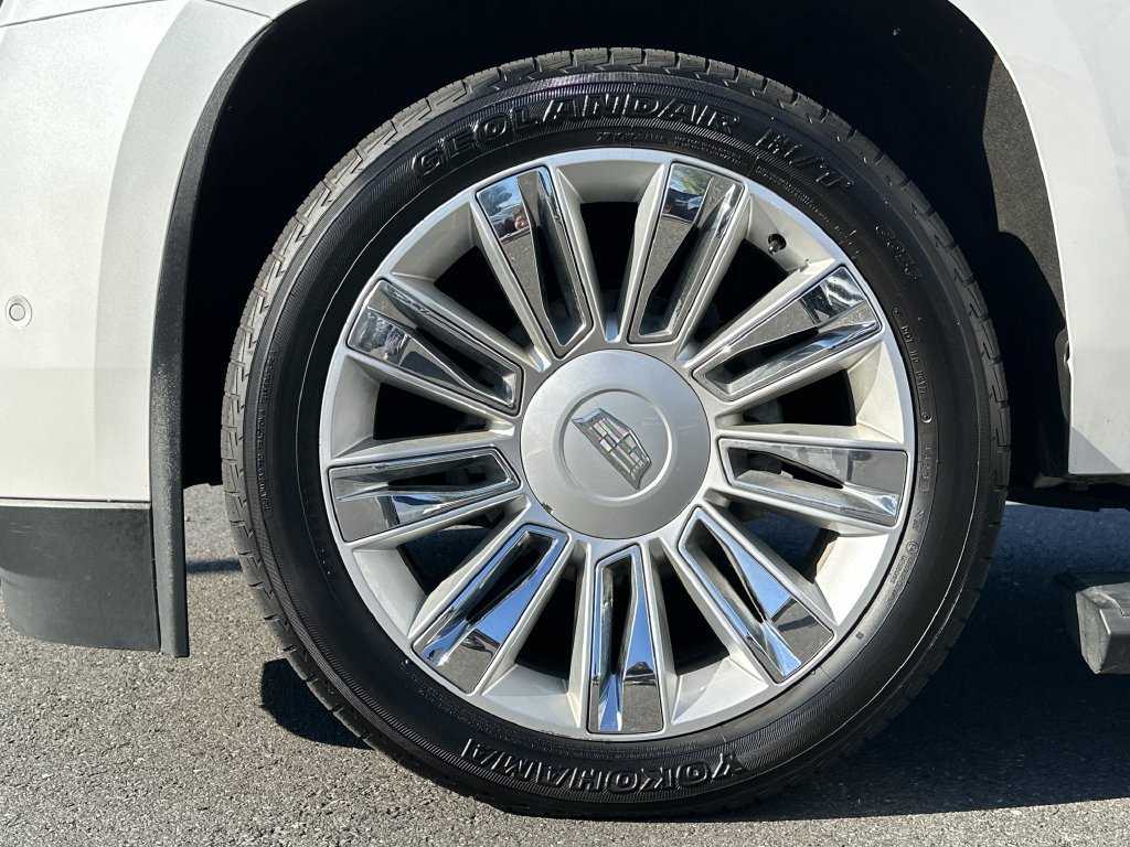 Used 2018 Cadillac Escalade ESV Platinum AWD/4WD image 17