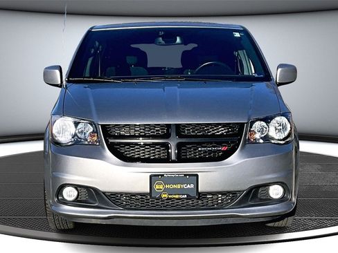 Used 2019 Dodge Grand Caravan SE image 2
