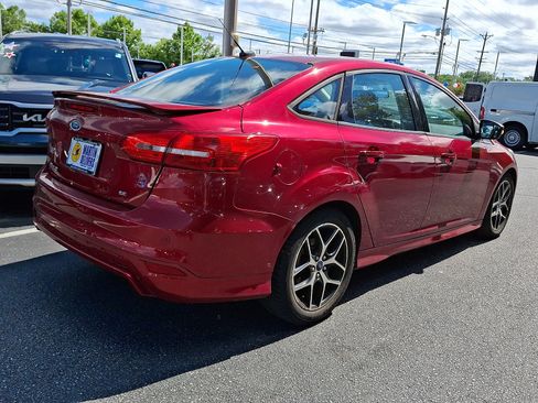 Used 2016 Ford Focus SE w/ SE Sport Package FWD image 4