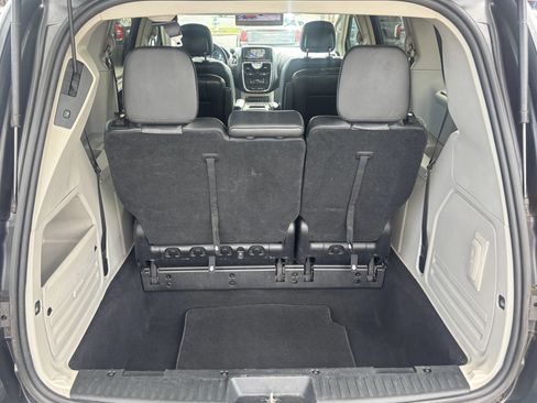 Used 2012 Chrysler Town & Country Touring-L w/ Entertainment Group #2 FWD image 33