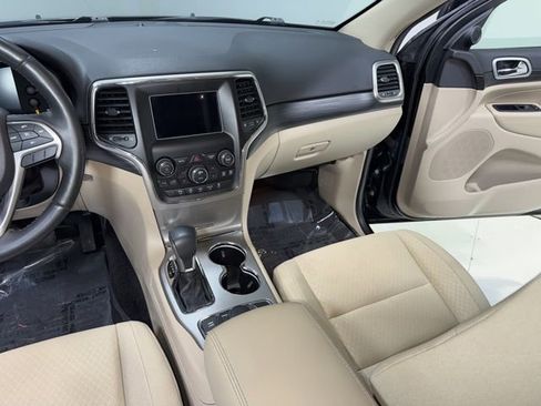 Used 2019 Jeep Grand Cherokee Laredo AWD/4WD image 23