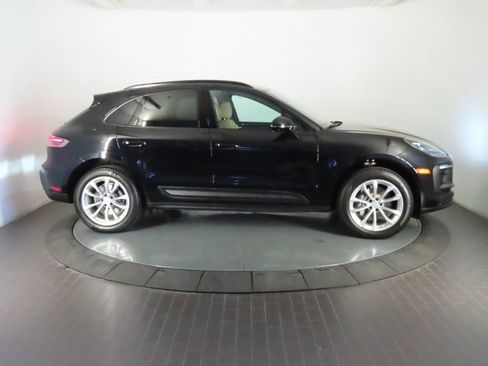 Certified 2025 Porsche Macan AWD/4WD image 8