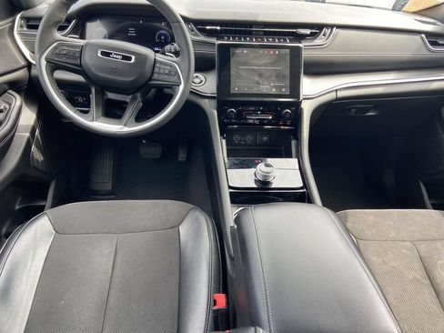 Used 2023 Jeep Grand Cherokee Altitude AWD/4WD image 10