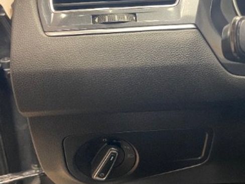 Used 2021 Volkswagen Tiguan SE FWD image 22