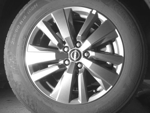 Used 2025 Nissan Pathfinder SV image 10