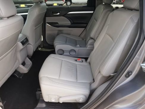 Used 2017 Toyota Highlander XLE FWD image 13