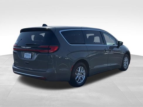 Used 2023 Chrysler Pacifica Touring-L FWD image 8