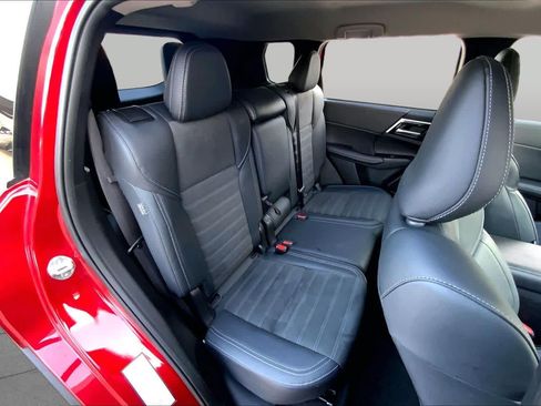 Used 2025 Mitsubishi Outlander SE FWD image 20